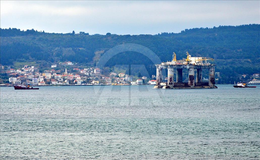 Petrol arama platformu Çanakkale Boğazı'ndan geçti