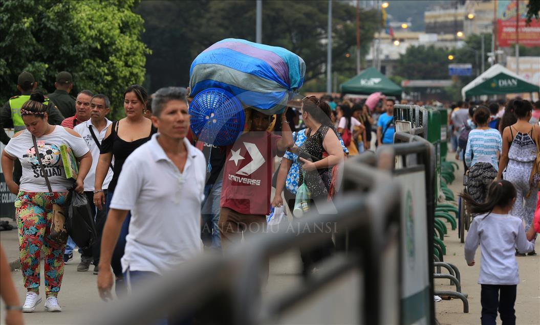 Venezuelans cross border to Colombia via Simon Bolivar Bridge