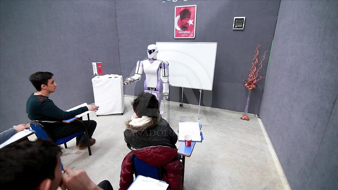 Yerli insansı robotlar "oyun havası"na girdi