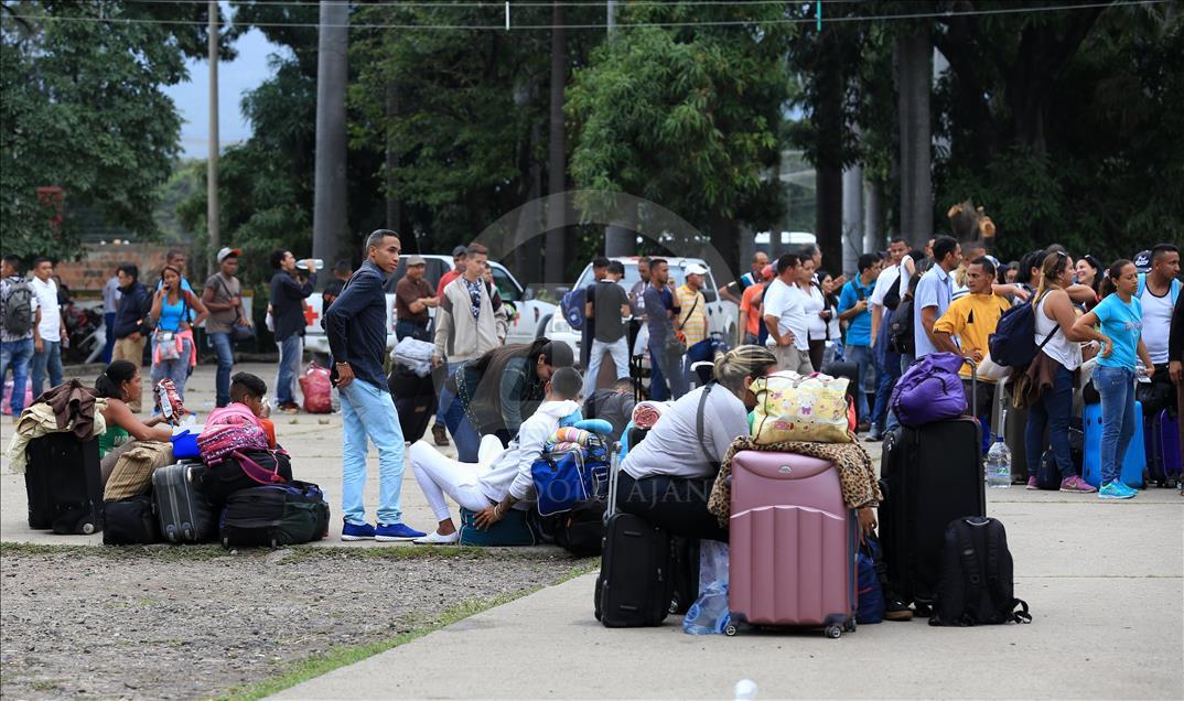Venezuelans cross border to Colombia via Simon Bolivar Bridge