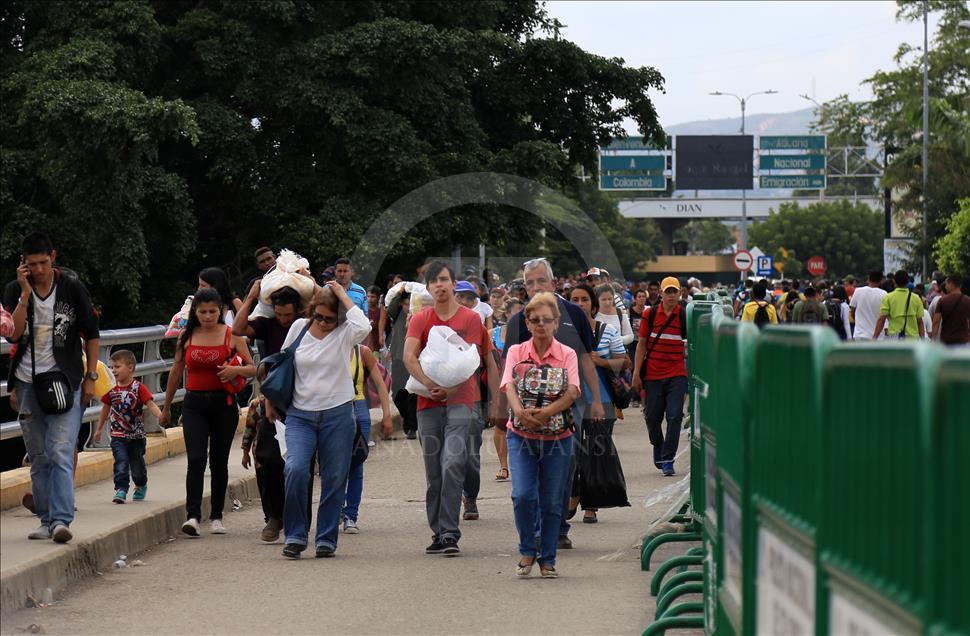 Venezuelans cross border to Colombia via Simon Bolivar Bridge