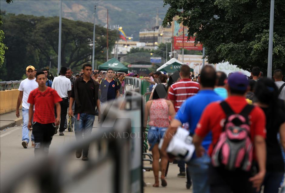 Venezuelans cross border to Colombia via Simon Bolivar Bridge