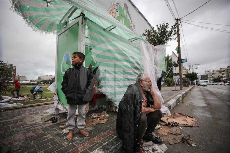 Las familias sin hogar en Gaza tratan de sobrevivir al invierno en carpas
