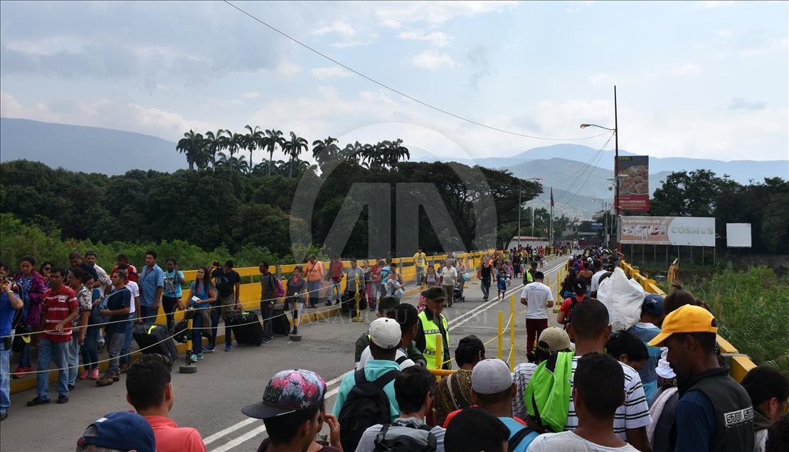 Venezuelans cross border to Colombia via Simon Bolivar Bridge