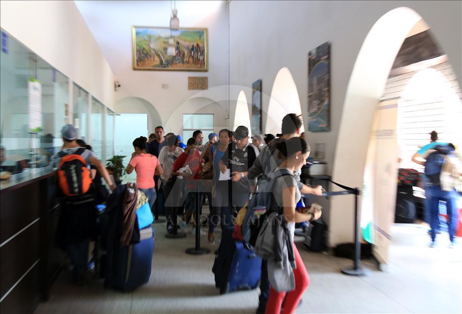 Venezuelans cross border to Colombia via Simon Bolivar Bridge