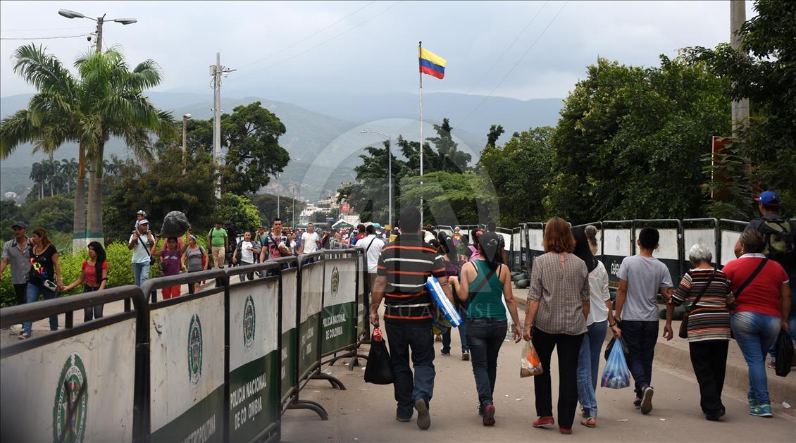 Venezuelans cross border to Colombia via Simon Bolivar Bridge