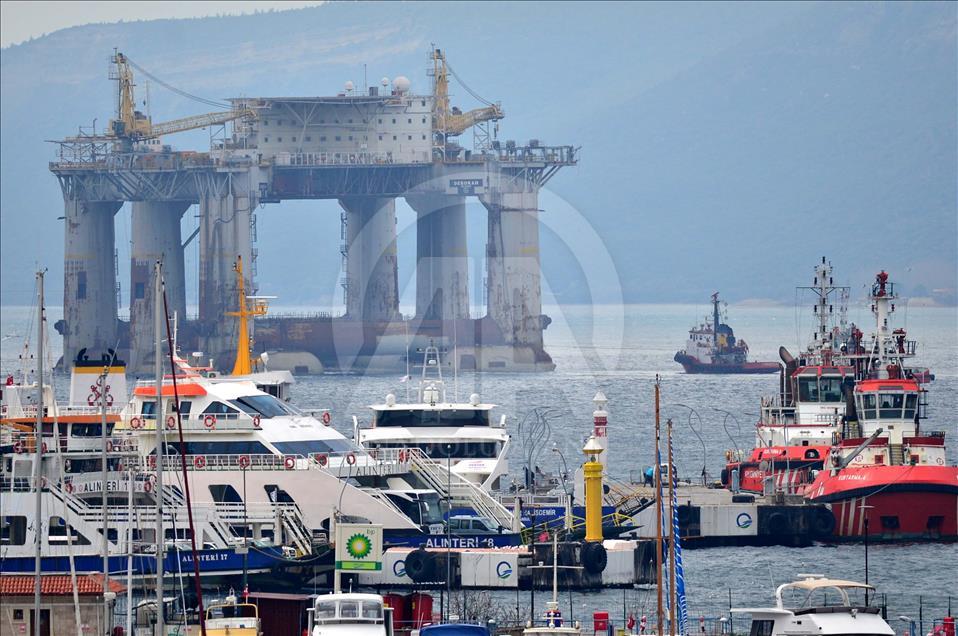Petrol arama platformu Çanakkale Boğazı'ndan geçti