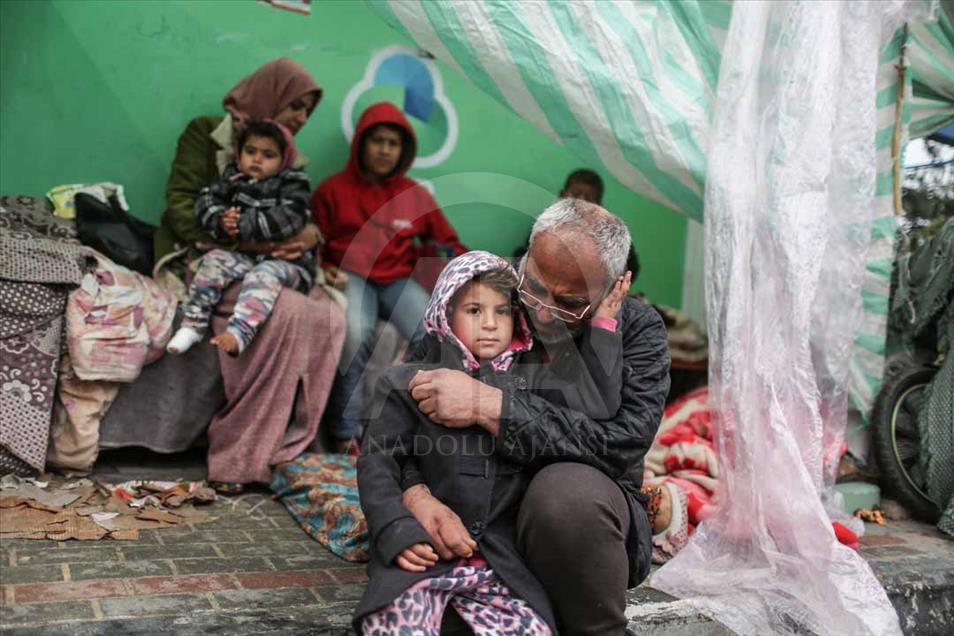 Las familias sin hogar en Gaza tratan de sobrevivir al invierno en carpas