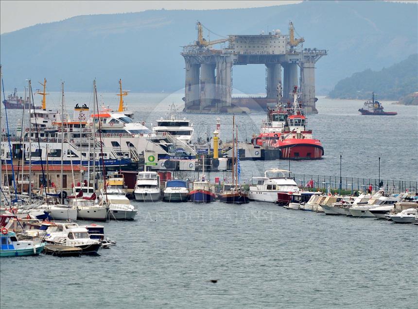 Petrol arama platformu Çanakkale Boğazı'ndan geçti