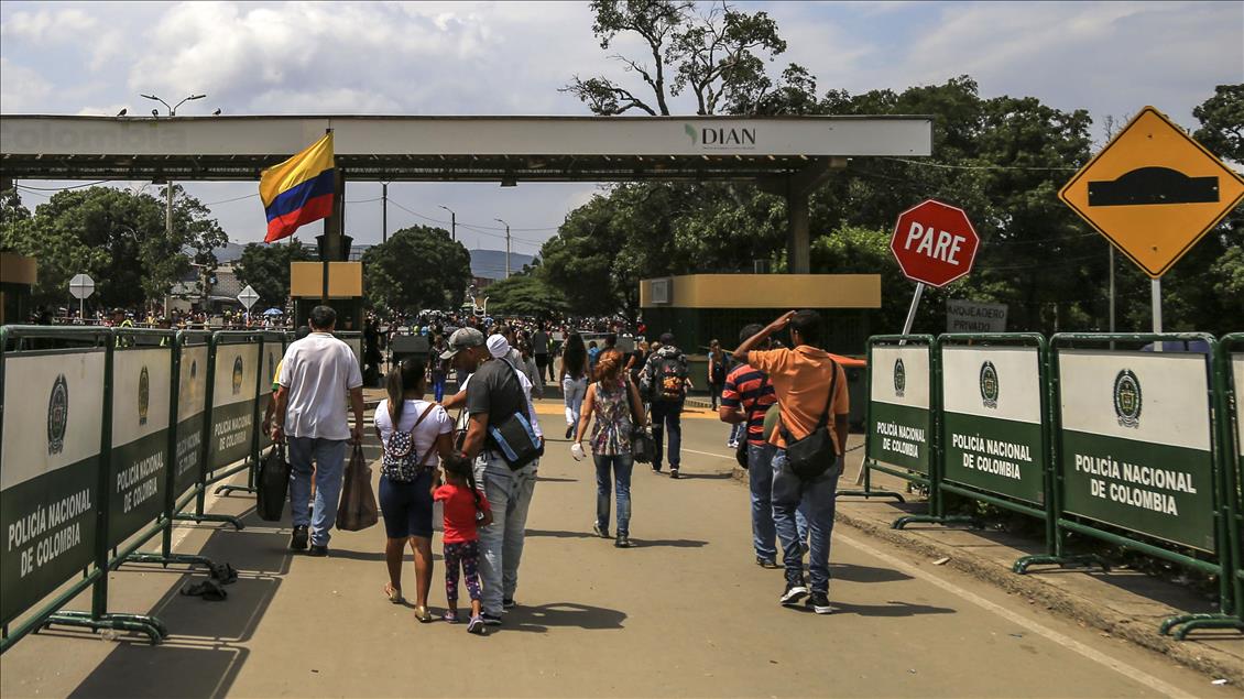 Venezuelans cross border to Colombia via Simon Bolivar Bridge