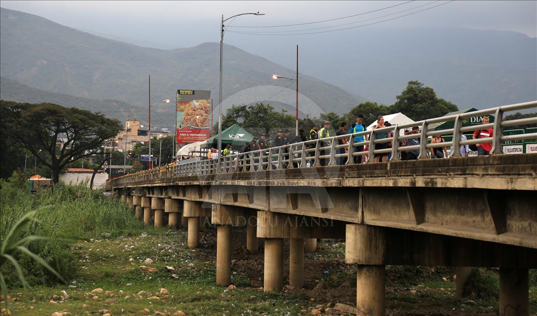 Venezuelans cross border to Colombia via Simon Bolivar Bridge
