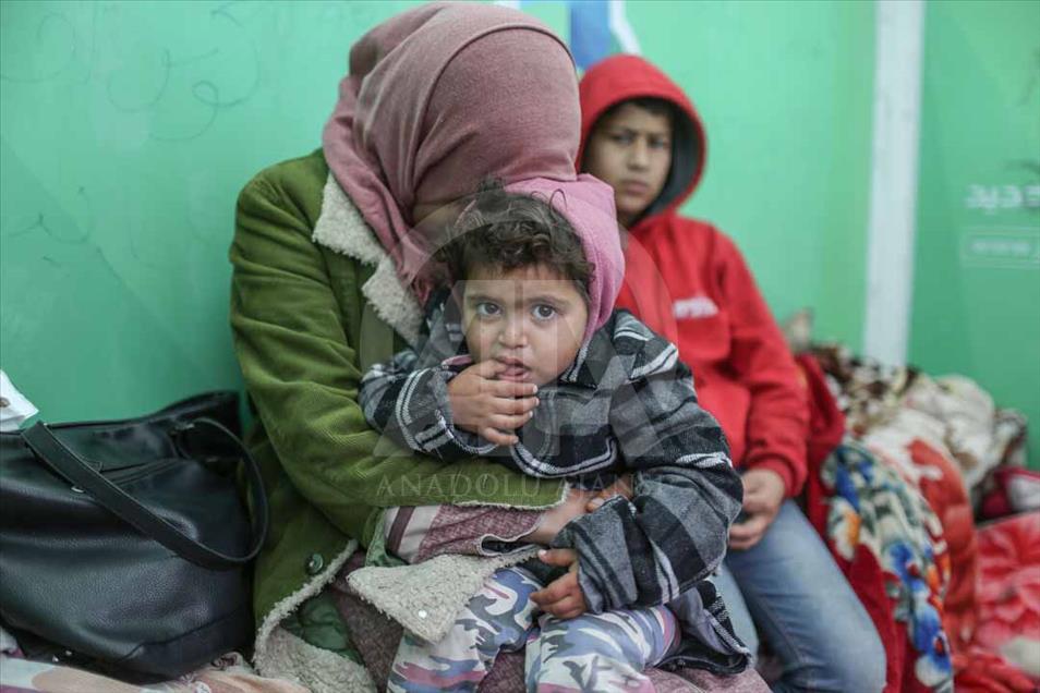 Las familias sin hogar en Gaza tratan de sobrevivir al invierno en carpas
