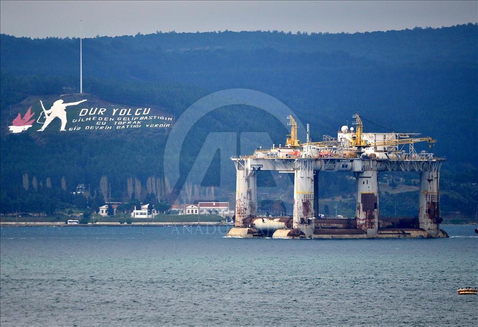 Petrol arama platformu Çanakkale Boğazı'ndan geçti