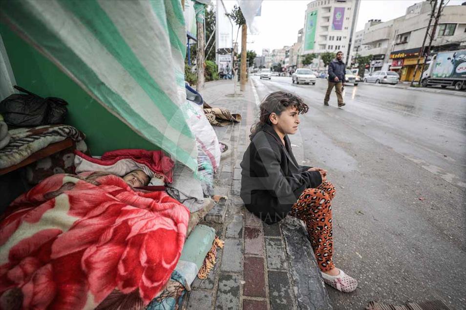 Las familias sin hogar en Gaza tratan de sobrevivir al invierno en carpas
