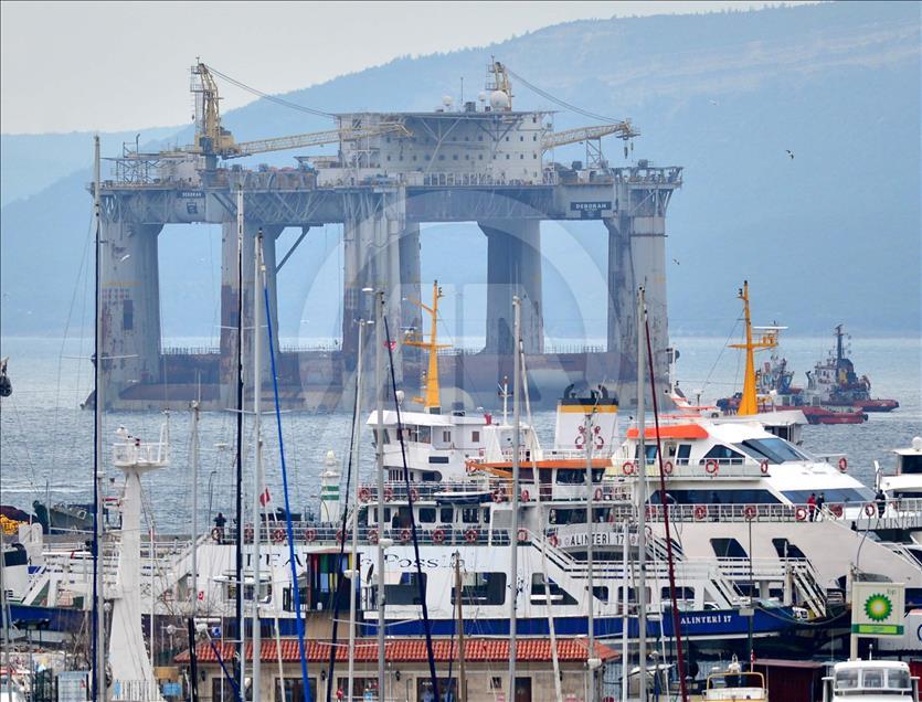 Petrol arama platformu Çanakkale Boğazı'ndan geçti