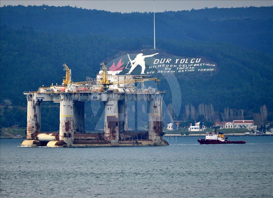 Petrol arama platformu Çanakkale Boğazı'ndan geçti