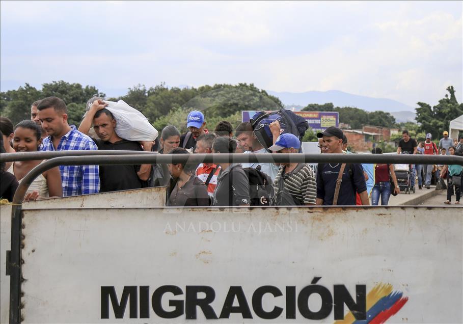 Venezuelans cross border to Colombia via Simon Bolivar Bridge