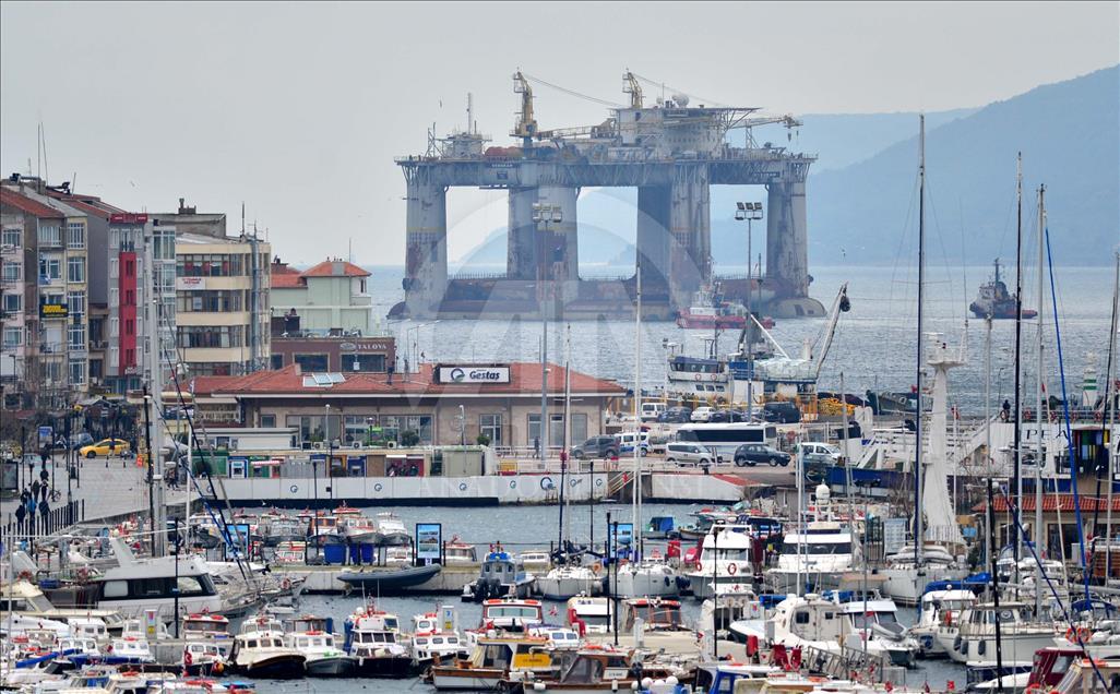 Petrol arama platformu Çanakkale Boğazı'ndan geçti