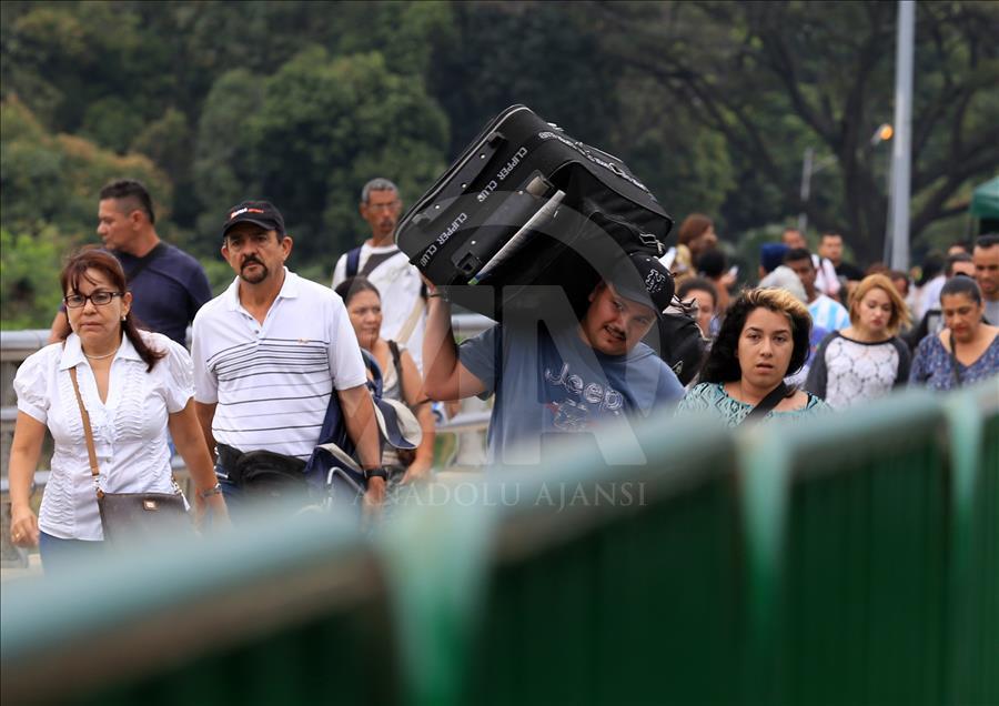 Venezuelans cross border to Colombia via Simon Bolivar Bridge