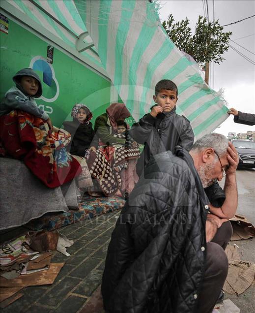 Las familias sin hogar en Gaza tratan de sobrevivir al invierno en carpas