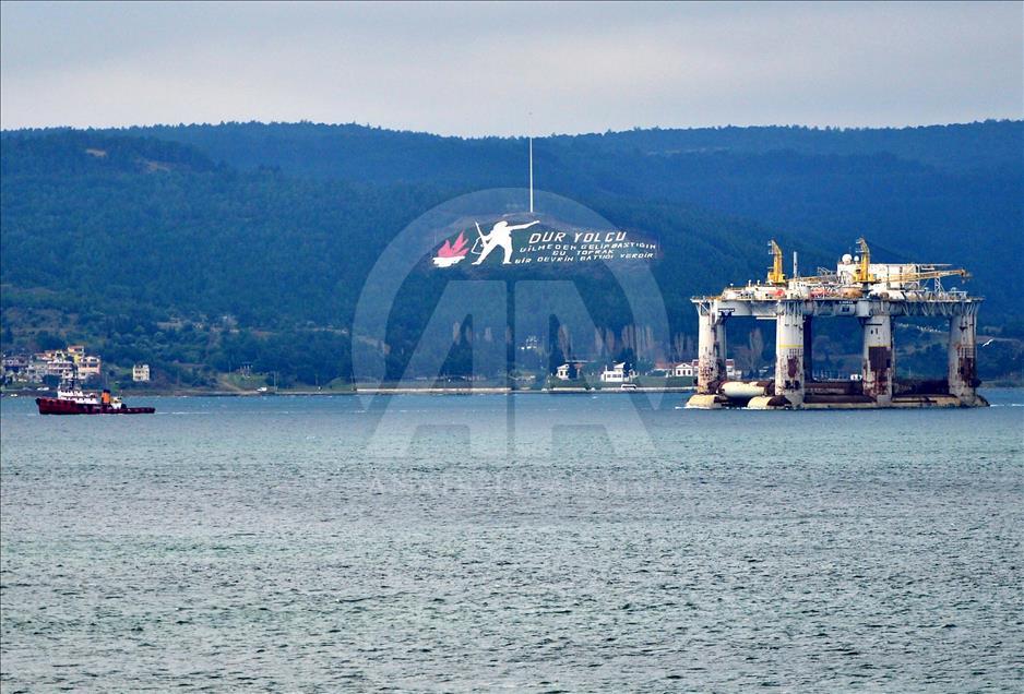 Petrol arama platformu Çanakkale Boğazı'ndan geçti