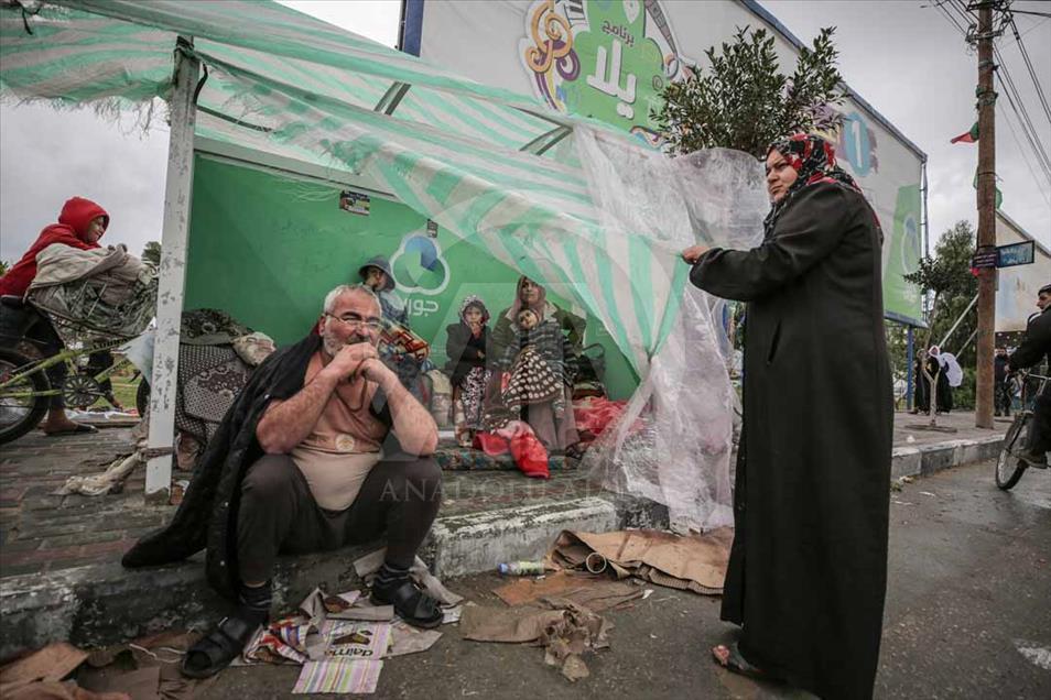 Las familias sin hogar en Gaza tratan de sobrevivir al invierno en carpas