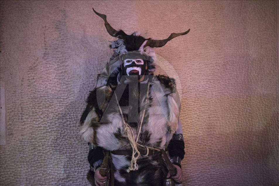 Malam karnaval hantu di Yunani
