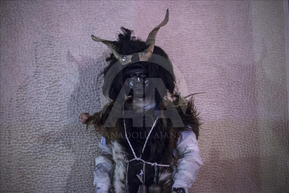 Malam karnaval hantu di Yunani