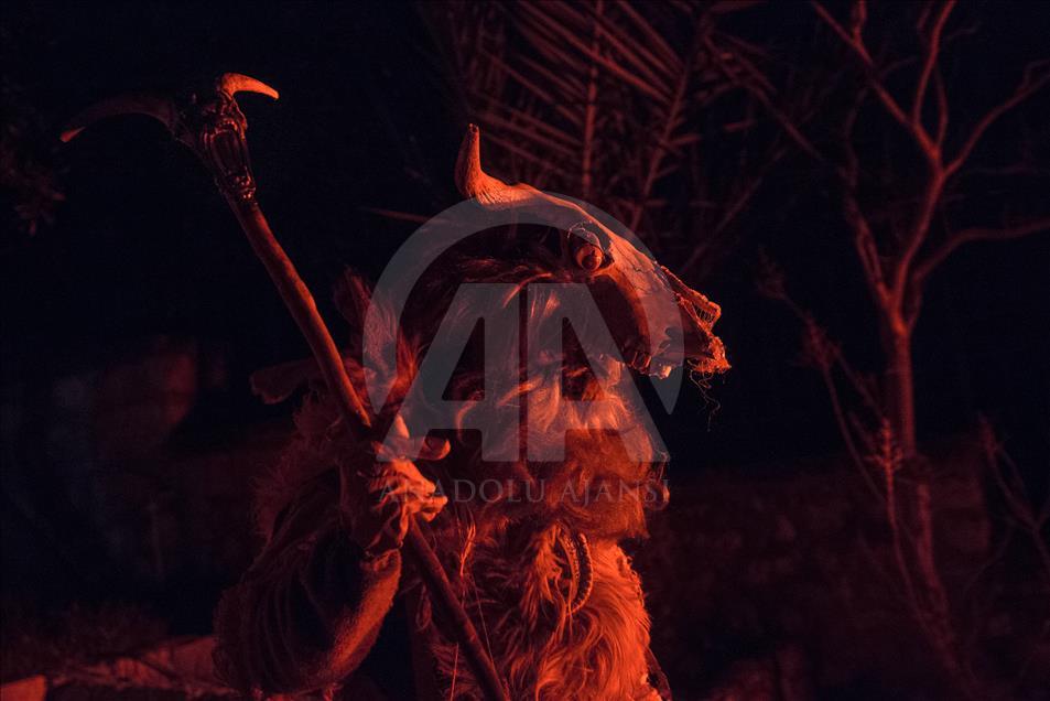 Malam karnaval hantu di Yunani