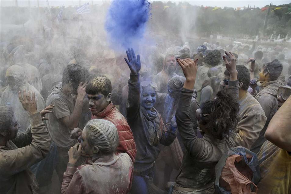 Grecia celebra la tradicional 'guerra de harina' de colores