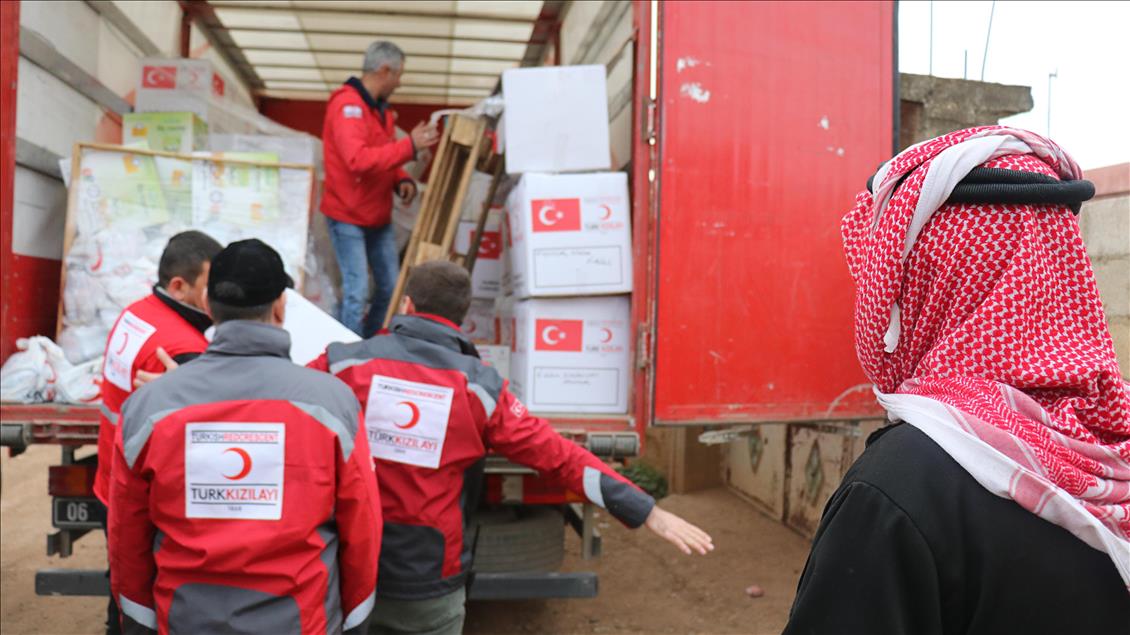 Turkish Red Crescent hands out aid in Afrin