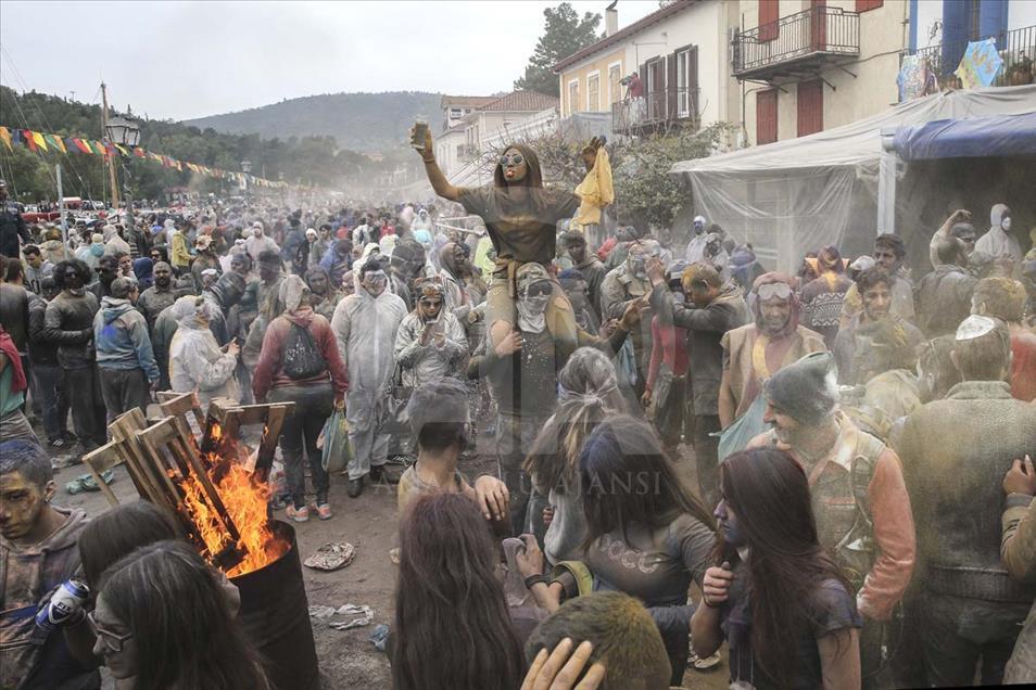 Grecia celebra la tradicional 'guerra de harina' de colores