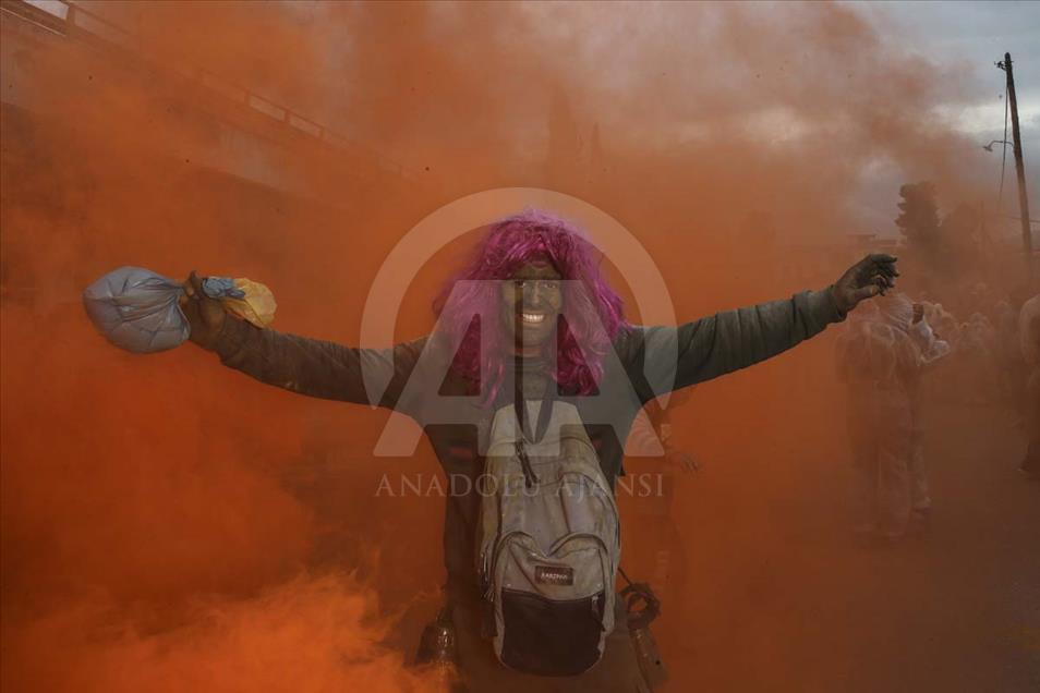 Grecia celebra la tradicional 'guerra de harina' de colores