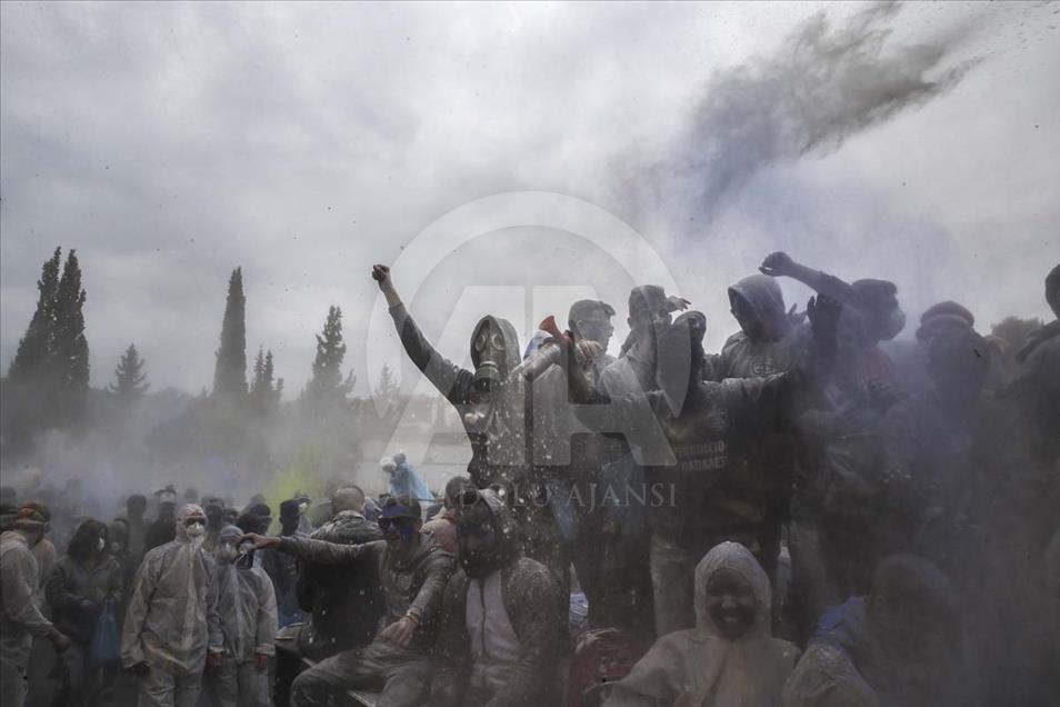 Grecia celebra la tradicional 'guerra de harina' de colores