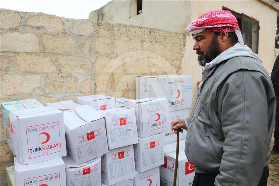 Turkish Red Crescent hands out aid in Afrin