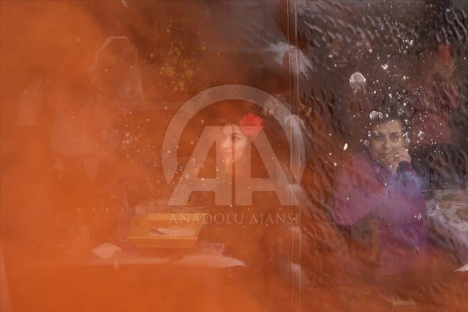 Grecia celebra la tradicional 'guerra de harina' de colores