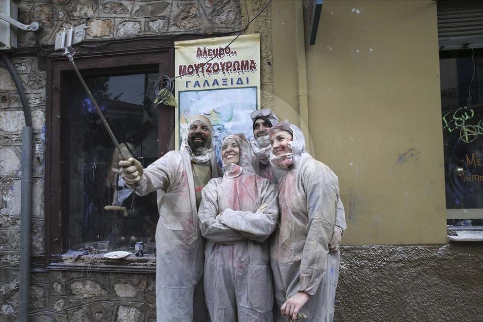 Grecia celebra la tradicional 'guerra de harina' de colores