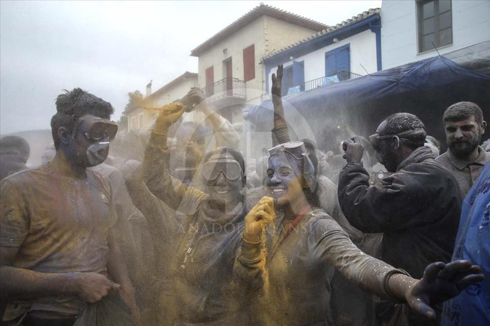 Grecia celebra la tradicional 'guerra de harina' de colores