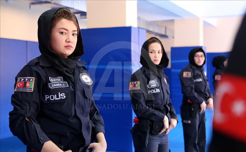 زنان افغان برای اخذ مدرک افسری پلیس، آموزش و آزمون‌های دشواری را در مرکز آکادمی پلیس سیواس ترکیه پشت سر می گذارند.

