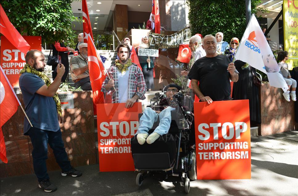Avustralyalı Türkler Mehmetçik için ayakta 