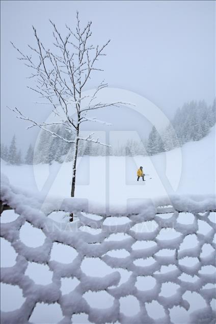 Yaylalardaki kar yağışı fotoğrafçıların ilgi odağı