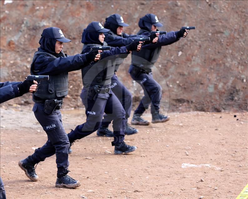 زنان افغان برای اخذ مدرک افسری پلیس، آموزش و آزمون‌های دشواری را در مرکز آکادمی پلیس سیواس ترکیه پشت سر می گذارند.

