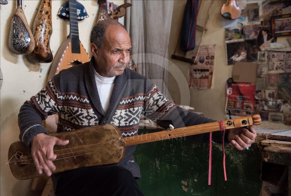 Fas'ta geleneksel müzik aletleri yapımı
