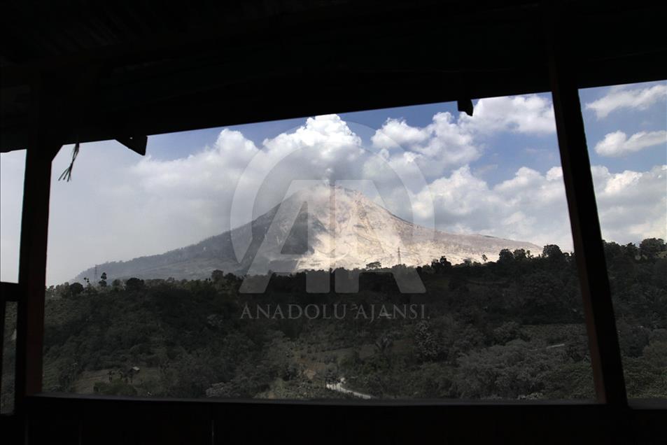 Endonezya’da Sinabung Yanardağı kül püskürtüyor