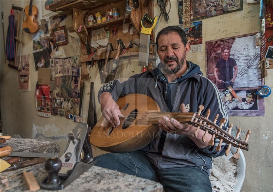 Fas'ta geleneksel müzik aletleri yapımı
