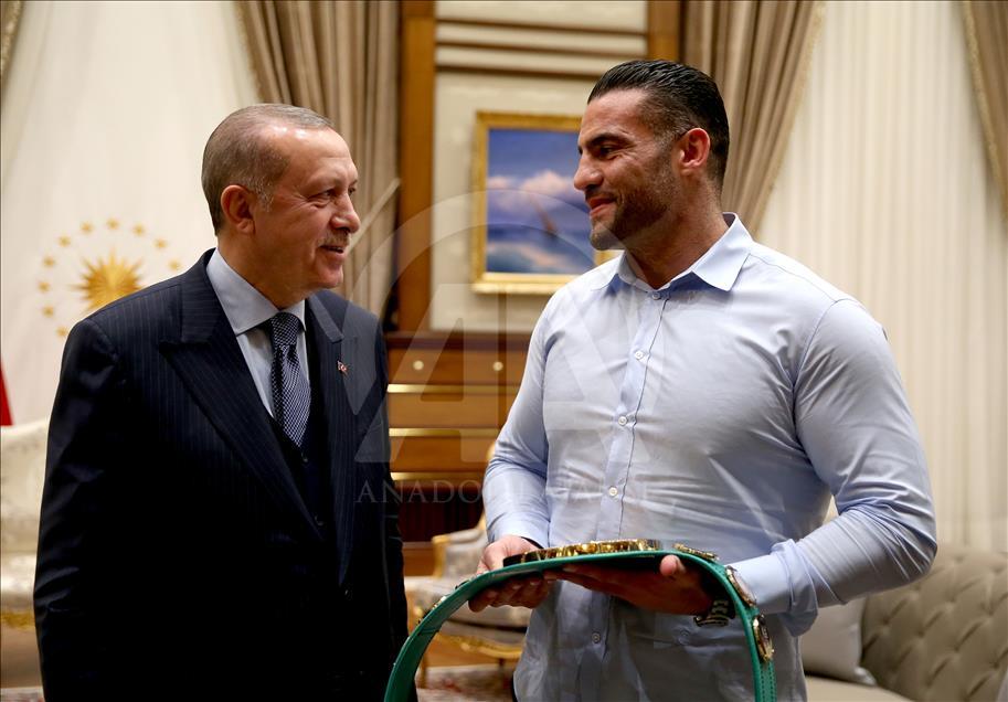 Erdoğan, Suriye asıllı boksör Charr'ı kabul etti