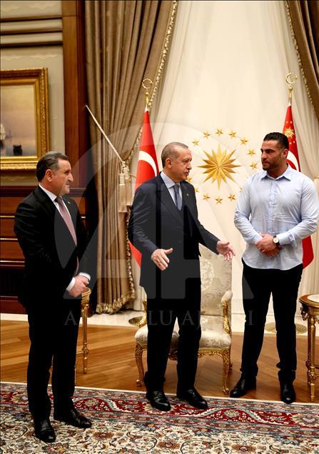 Erdoğan, Suriye asıllı boksör Charr'ı kabul etti