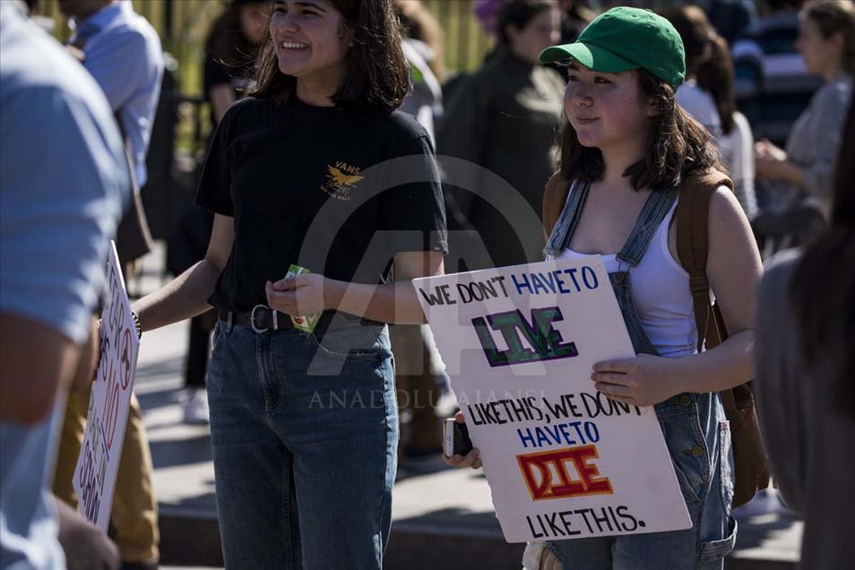 Estudiantes en EEUU protestan contra la venta y porte de armas 