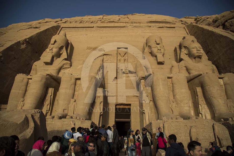 El sol ilumina la cara del faraón Ramsés II en el templo de Abu Simbel