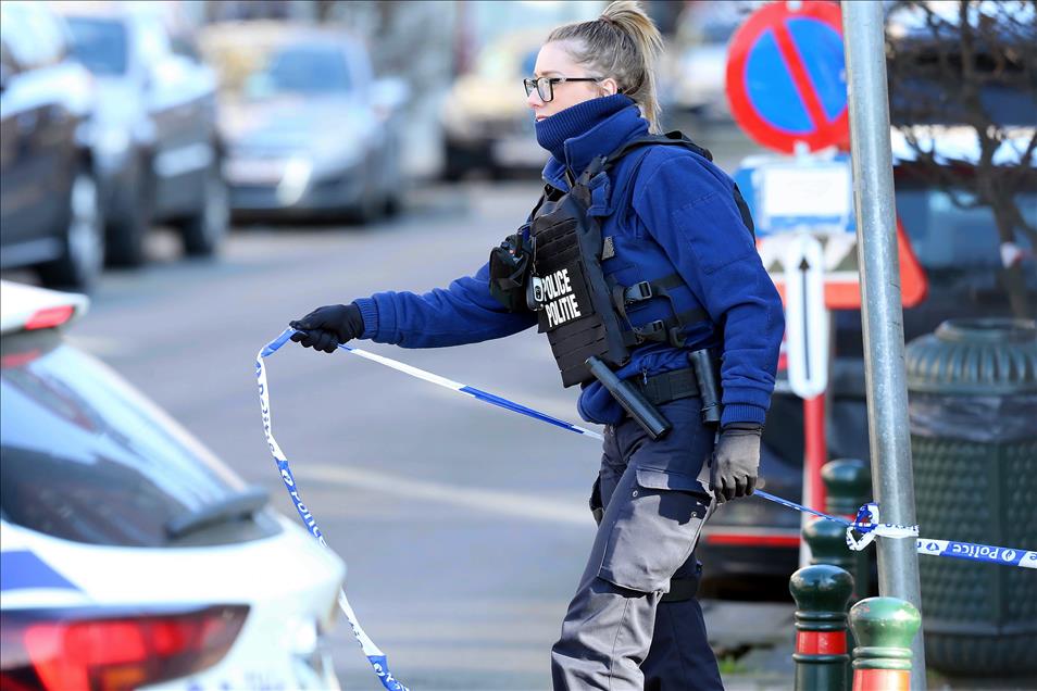 Police seal off part of Brussels suburb
